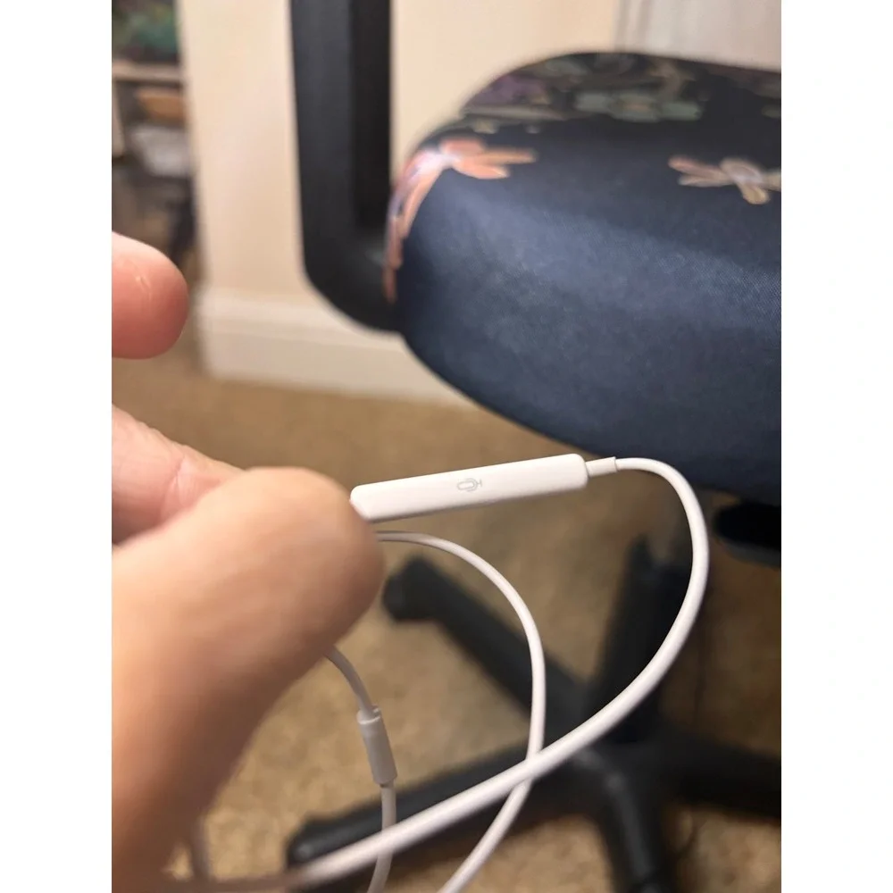 Apple EarPods Earbuds White Lightning Connector Mic Remote Wired Iphone